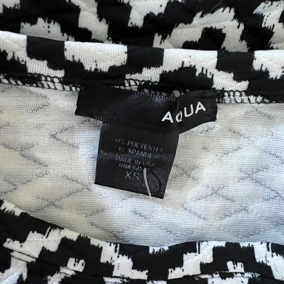 Aqua Black and White Geometric Pattern Top Size XS Short Sleeves Quilted Blouse - Picture 6 of 6